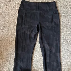 Like New! Womens RBX Size L Camo Black and Gray with Pockets Workout Leggings